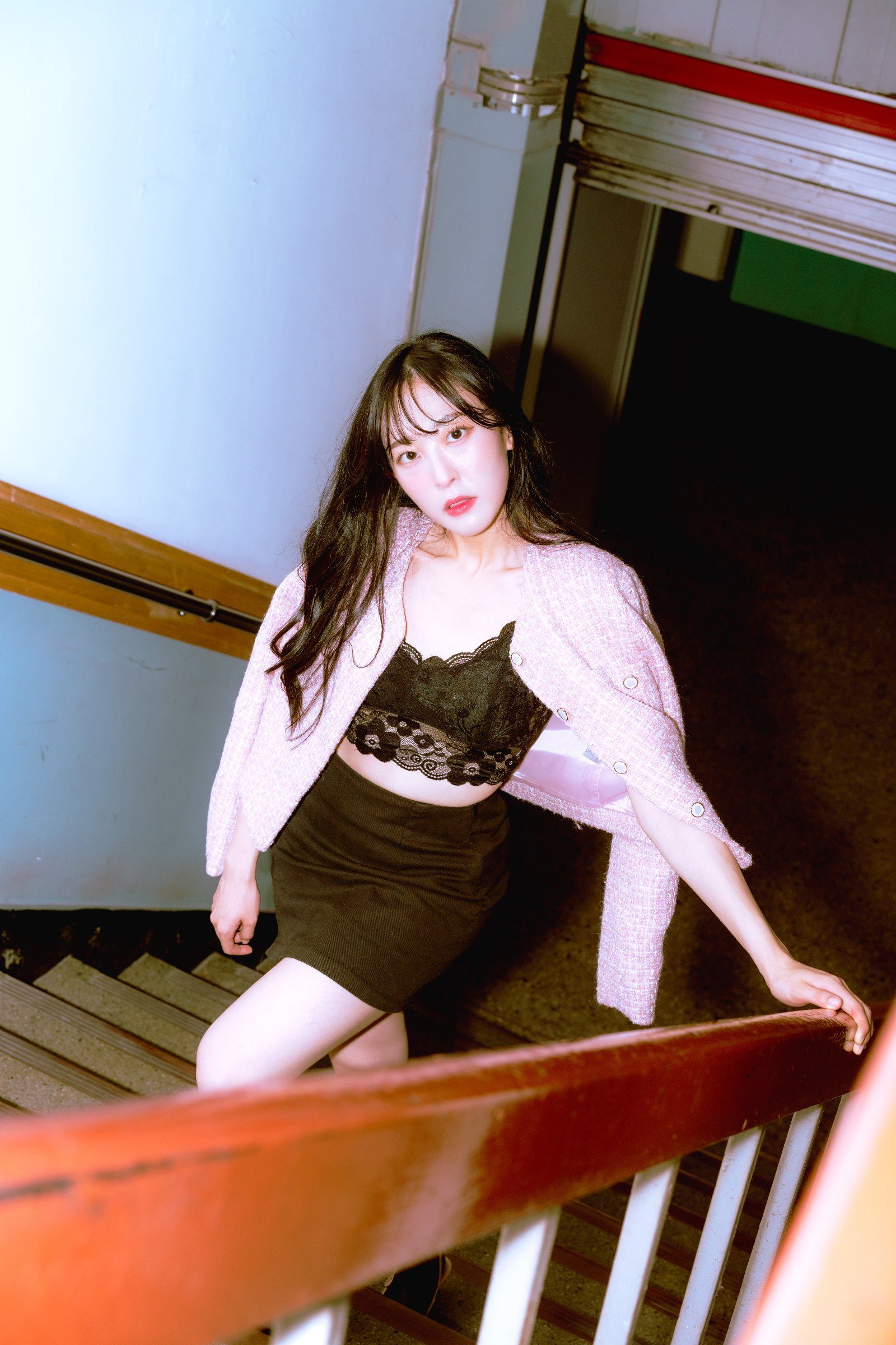 을지로 세운상가 건물 안에서 찍은 빈티지컨셉 · 빈티지스냅 무드 스냅 사진