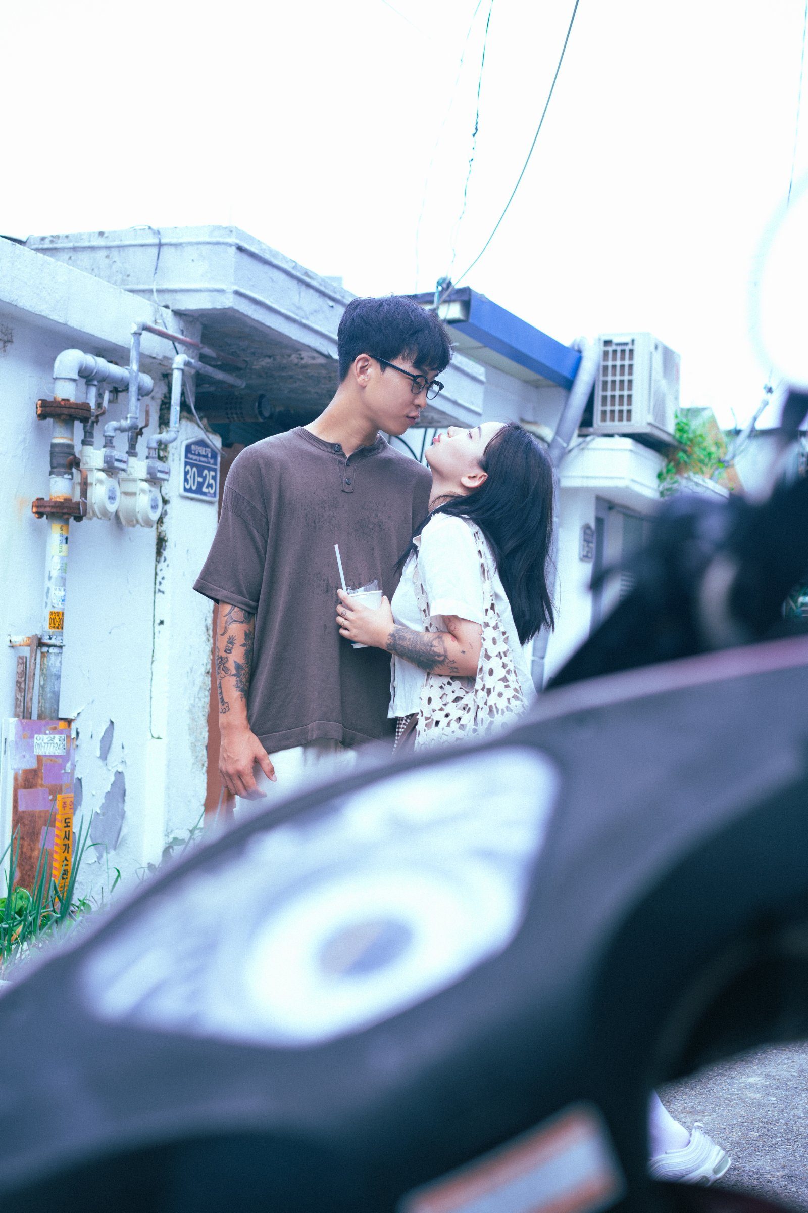 용산 백빈건널목에서 찍은 커플스냅 · 데이트스냅 무드 스냅 사진