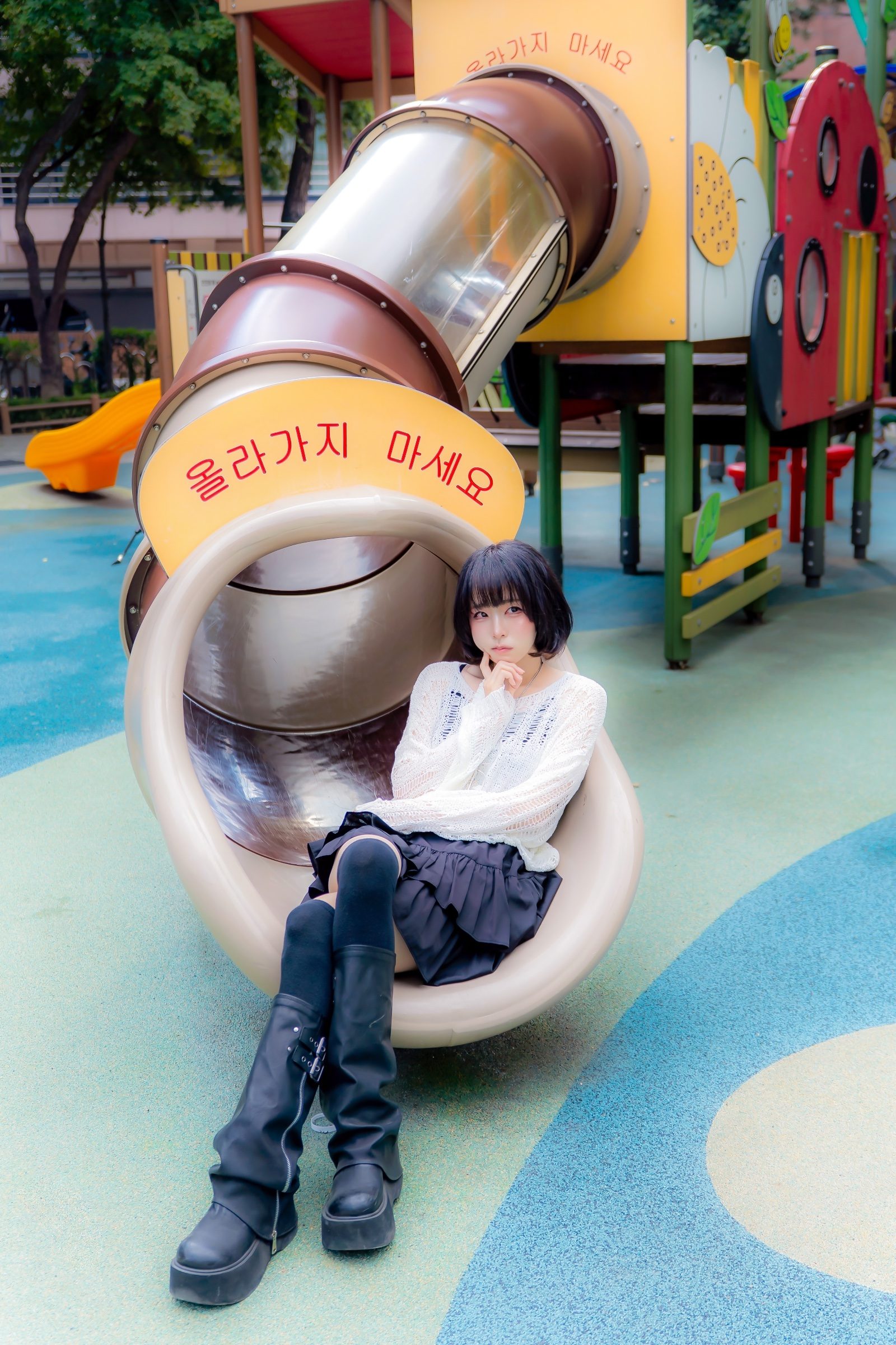 논현동 거리스냅에서 찍은 서울 · 키치 무드 스냅 사진